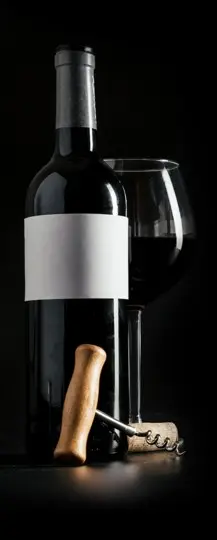 botella copa y sacacorchos.webp